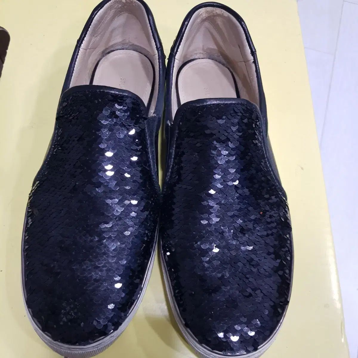 【雷市場（ポンジャン）商品韓国直送】 スチュアート・ワイツマン スパンコール スニーカー 7 5