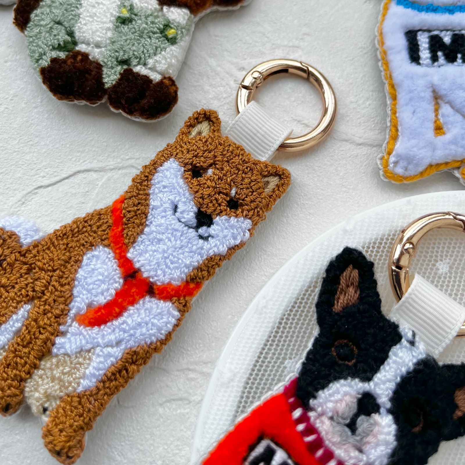 モニター価格！》愛犬家による。愛犬家のための おすわり愛犬キーホルダー?? 愛犬のシルエットやイラストを彫刻できる犬キーホルダーをオンラインストアで販売開始しました！文字入れ無料です✨  写真にない犬 種もオーダーできますので、プロフィールURLから犬種一覧を ...