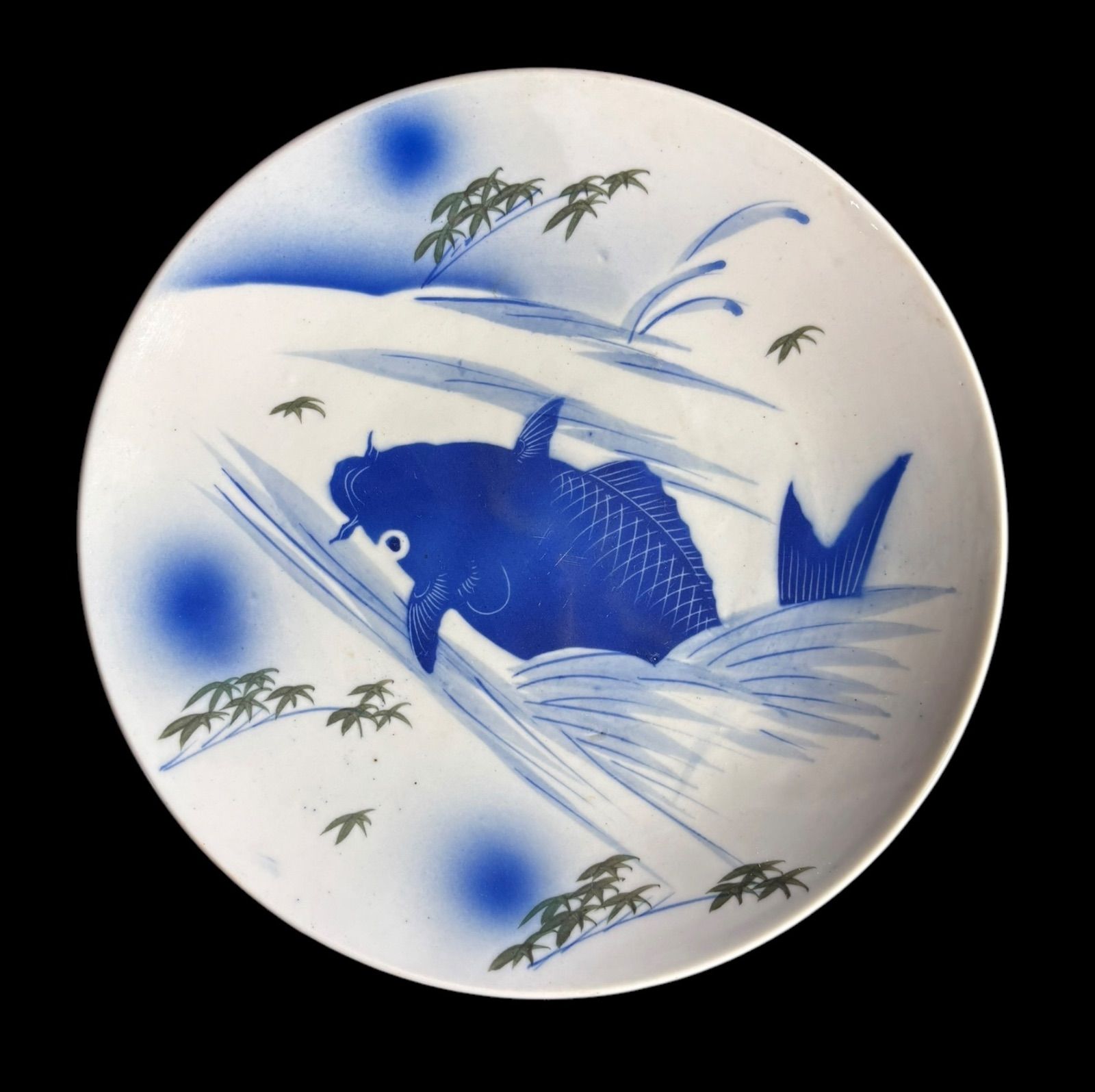 昭和初期の有田焼 縁起物の鯉の大皿 右下に刻印あり「龍峰窯？」約30