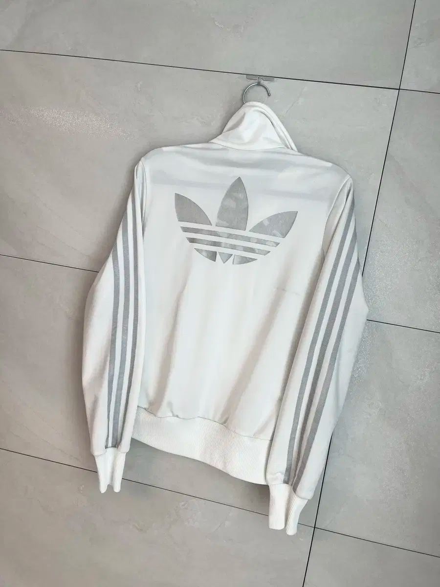 adidas(アディダス) 白 シルバー グレー ビックロゴ ファイヤーバード