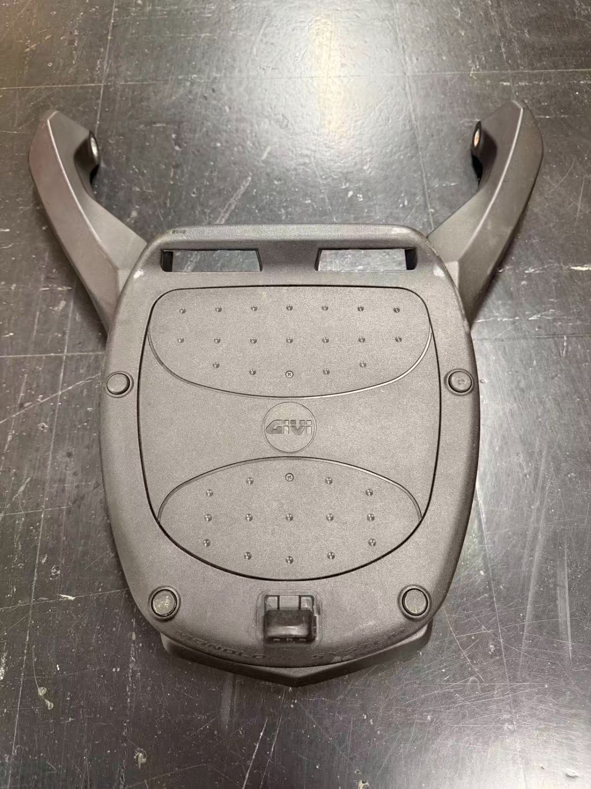 送料無料。 ３営業日以内発送 ホンダ フォルツァ250 MF13 純正リアキャリア GIVIベースプレート付き 錯覚を与える