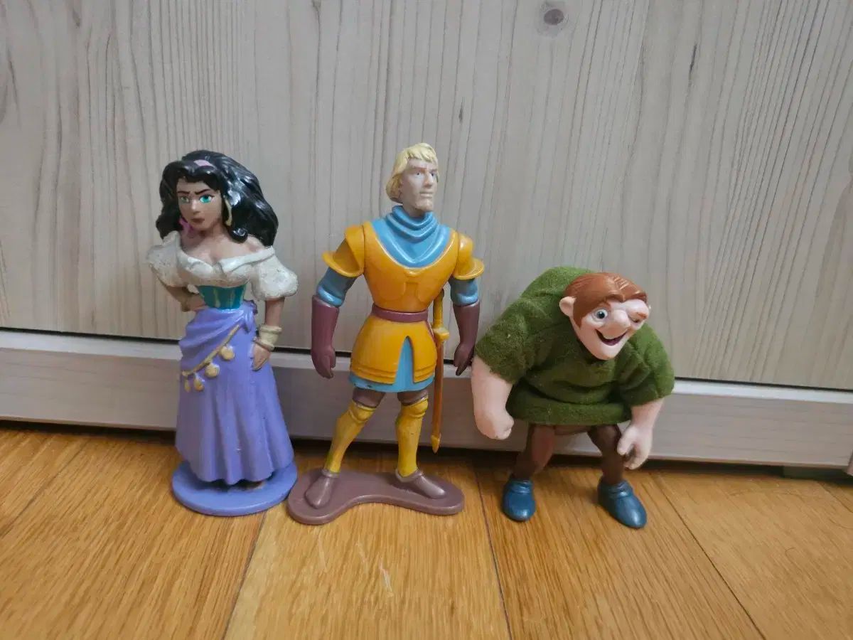ノートルダム大聖堂 せむし フィギュア 3 ベルセット