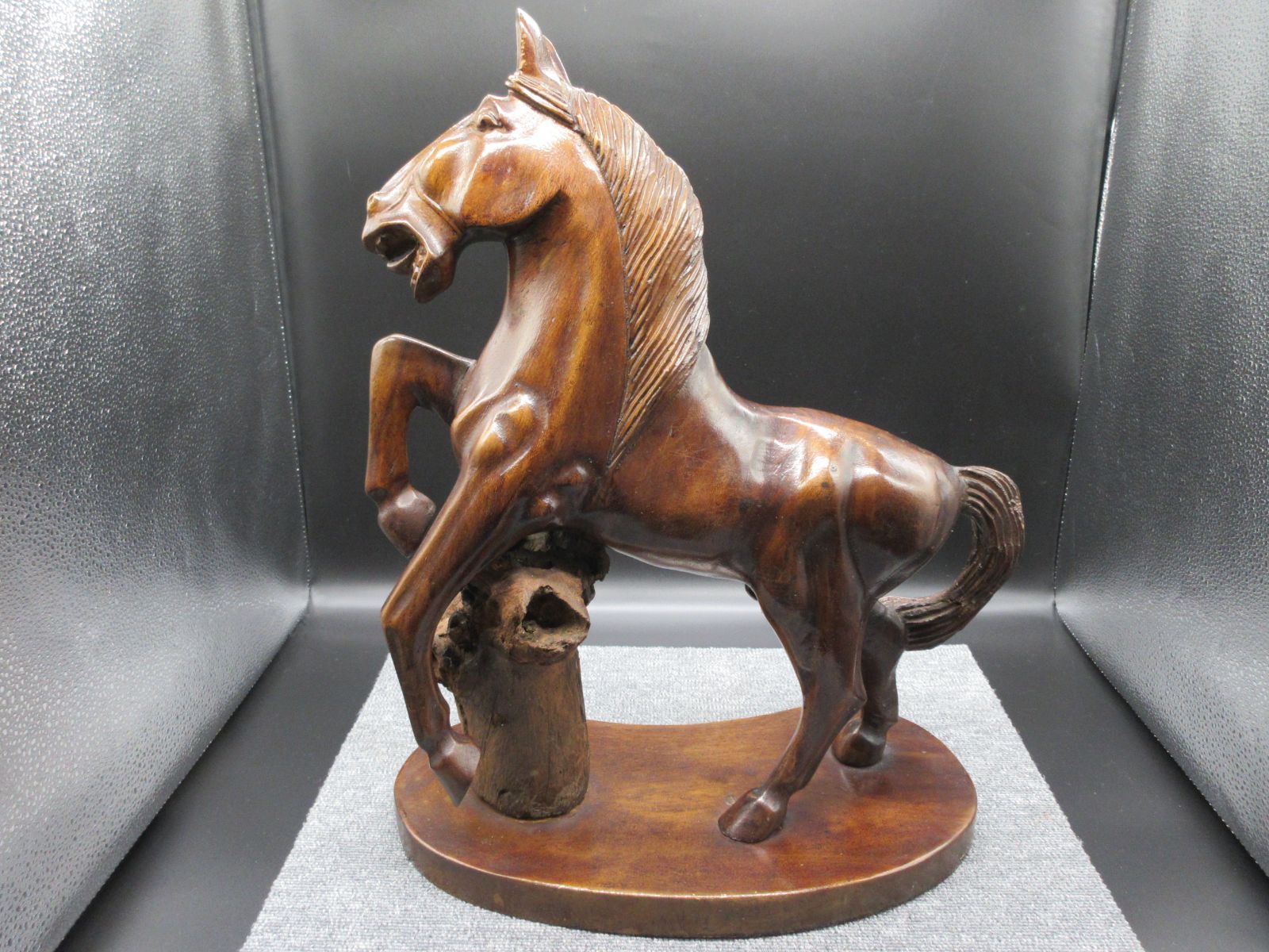 木彫り 彫刻 馬 跳ね馬 特殊造形台付 置物 コレクション レア物