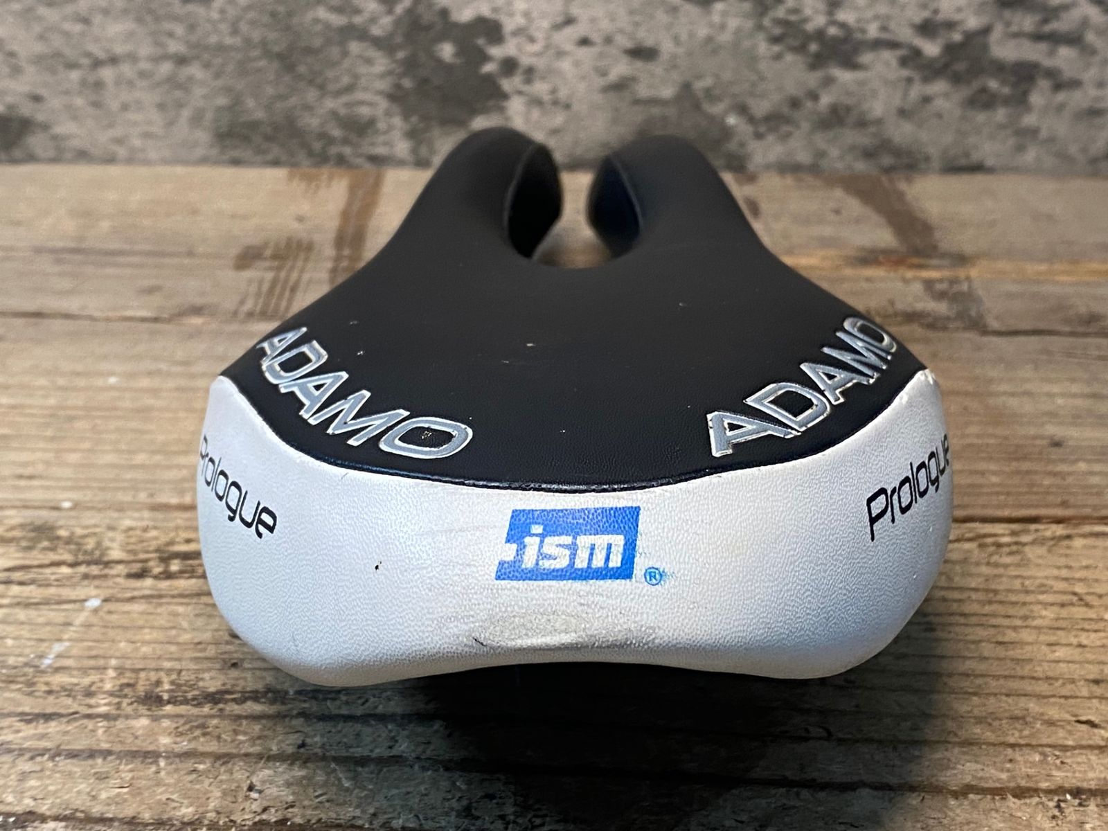 新品未使用　ADAMO Prologue サドル ホワイト/ブラック JC536 ism ADAMO Prologue サドル 黒 白 スチールレール 132mm