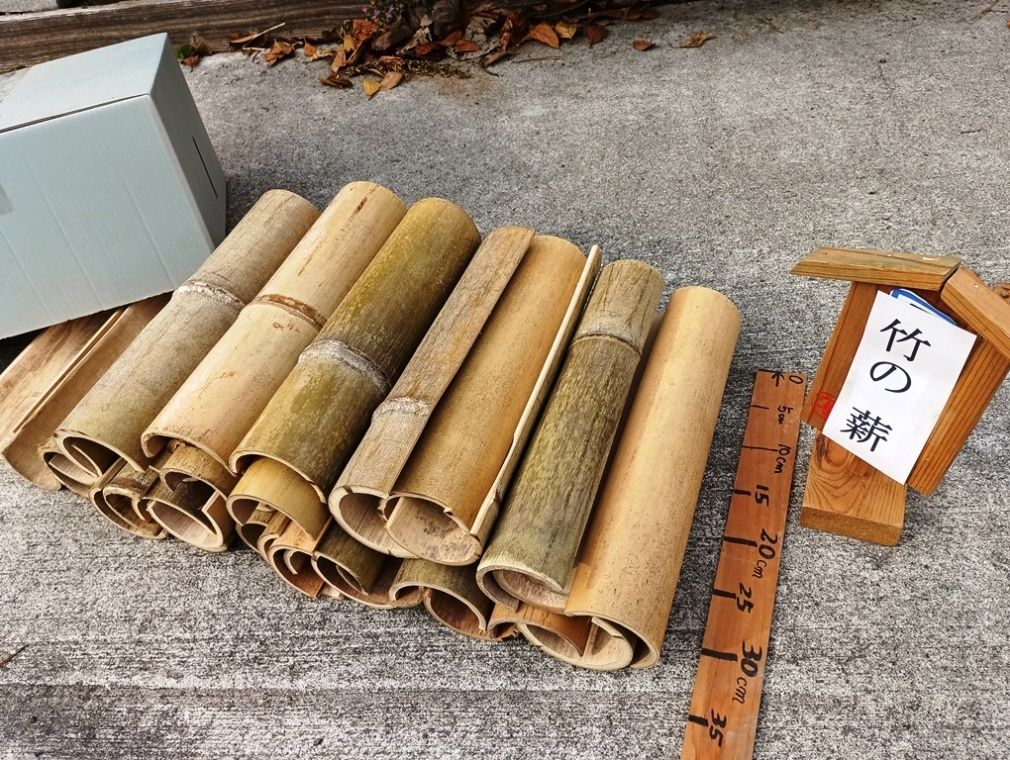 焚き火用竹の薪・（割り竹）30本 35x40xh20cmダンボール箱入り 重さ