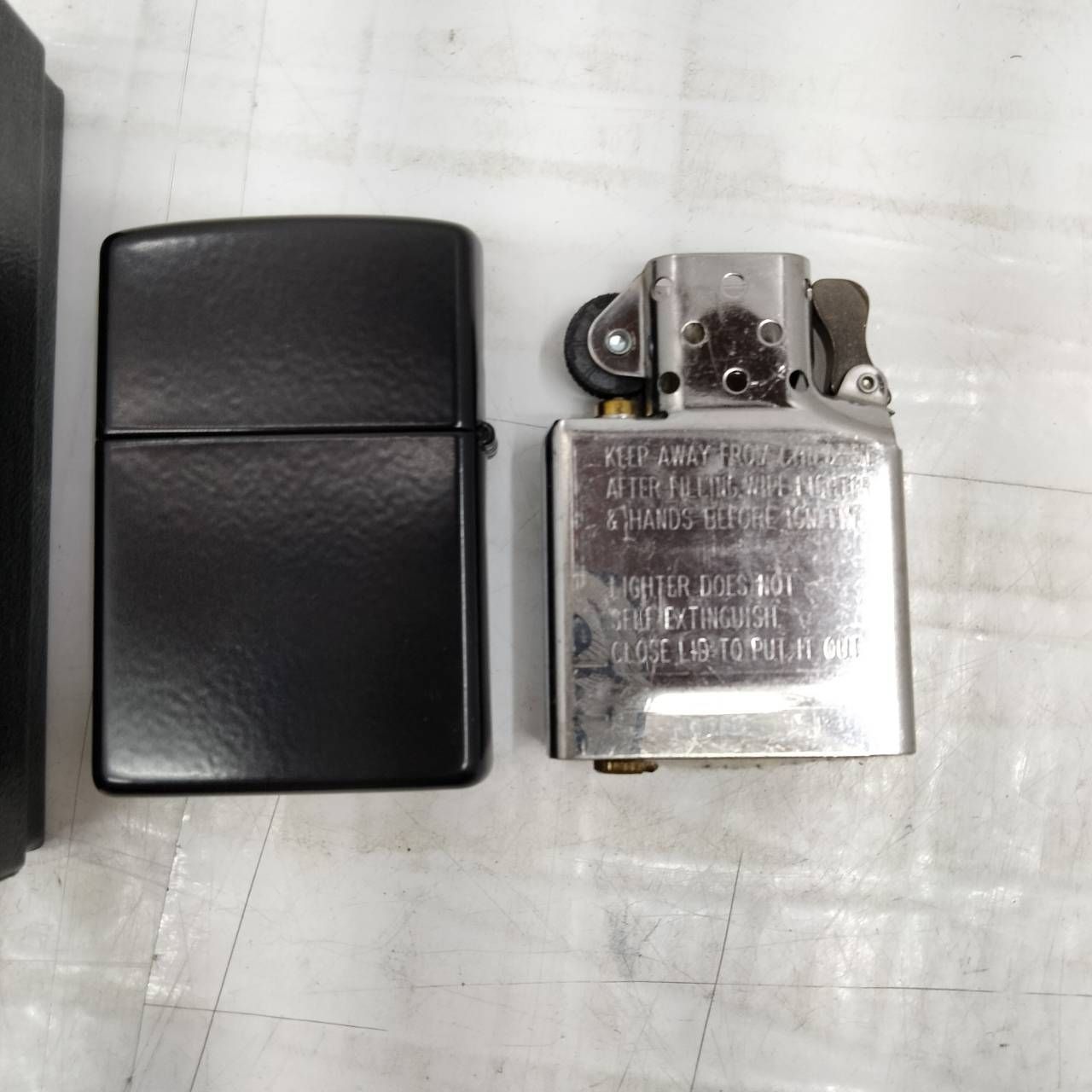 h60408　Zippo　ジッポー　Lark ラーク ブラック 　オイルライター　　ケース付　 喫煙具