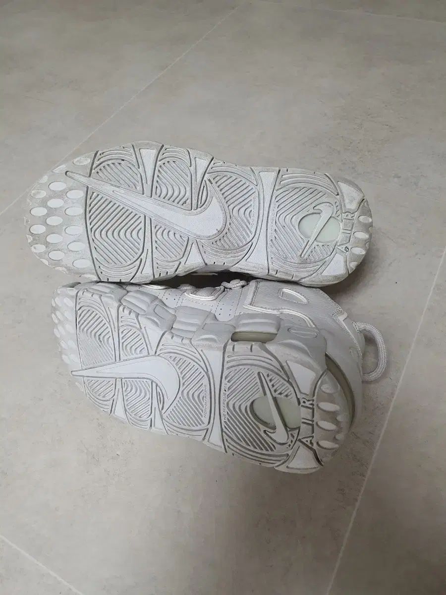 ナイキ 230 アップテンポ ライトボーン