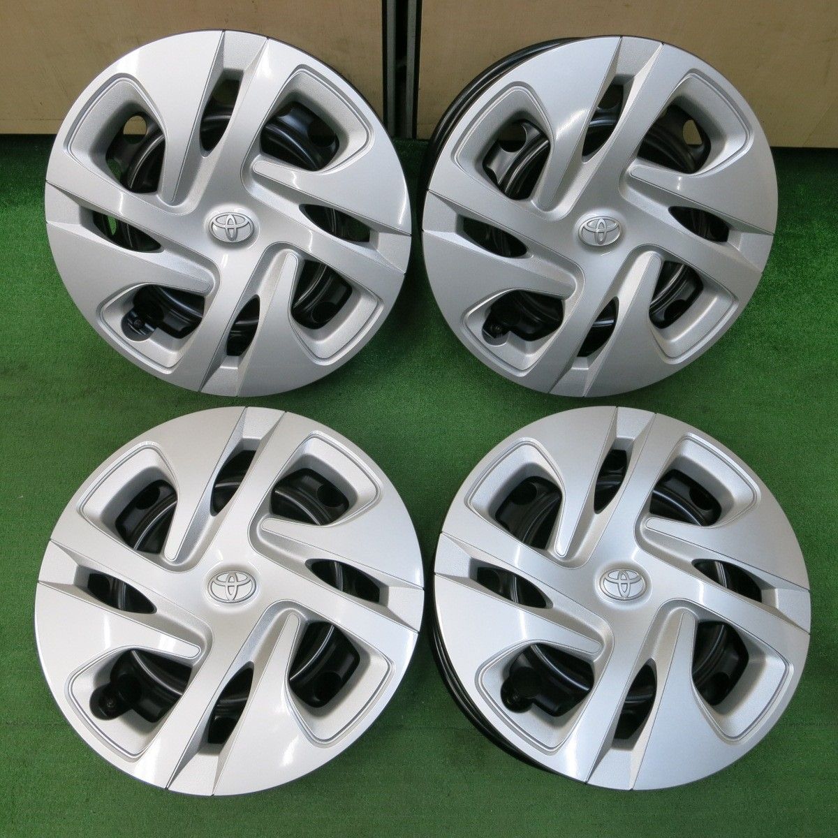 送料無料* 新車外し☆トヨタ アクア 純正 スチール ホイール 15インチ 
