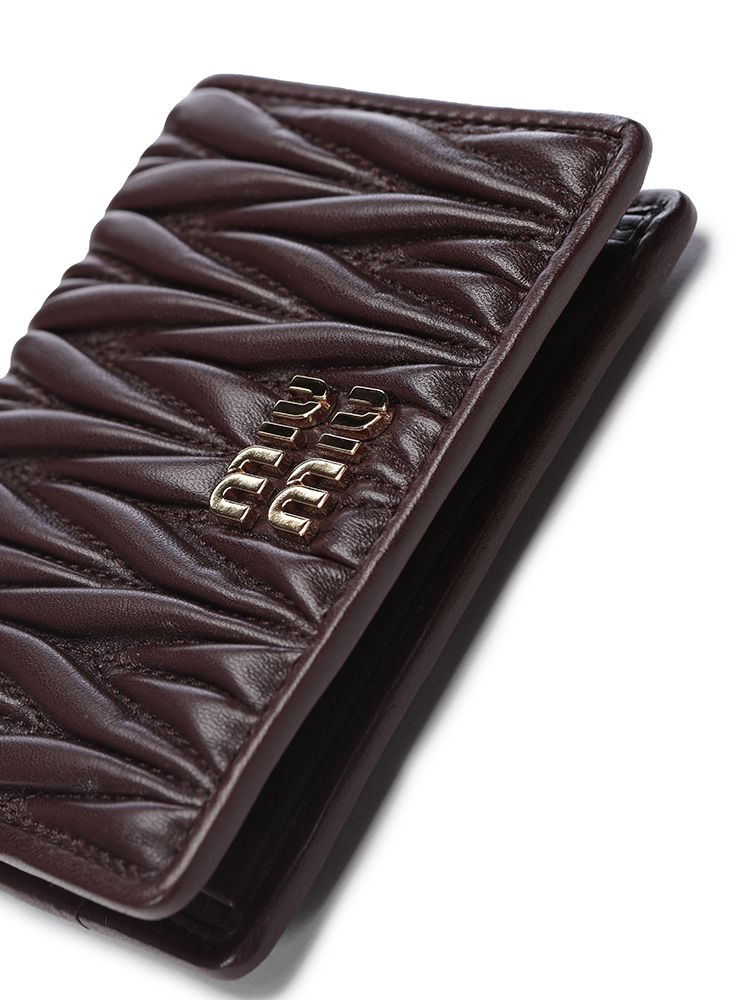 【 miu miu 】 マテラッセレザー 折り財布 MIU MIU (ミュウミュウ) マテラッセ レザー 二つ折り財布 - メルカリ
