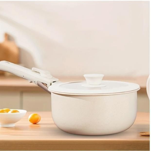 なハンドルが付いた家庭用鍋