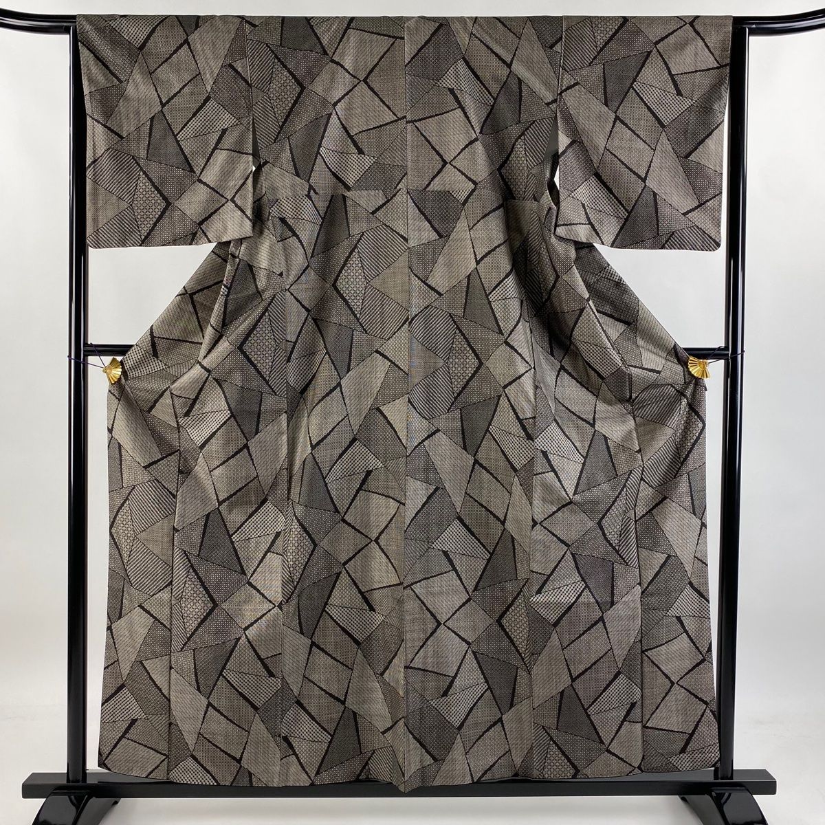 大島紬 身丈159.5cm 裄丈64cm M 袷 純泥染 吉三郎 証紙 幾何学 墨色 正絹 秀品