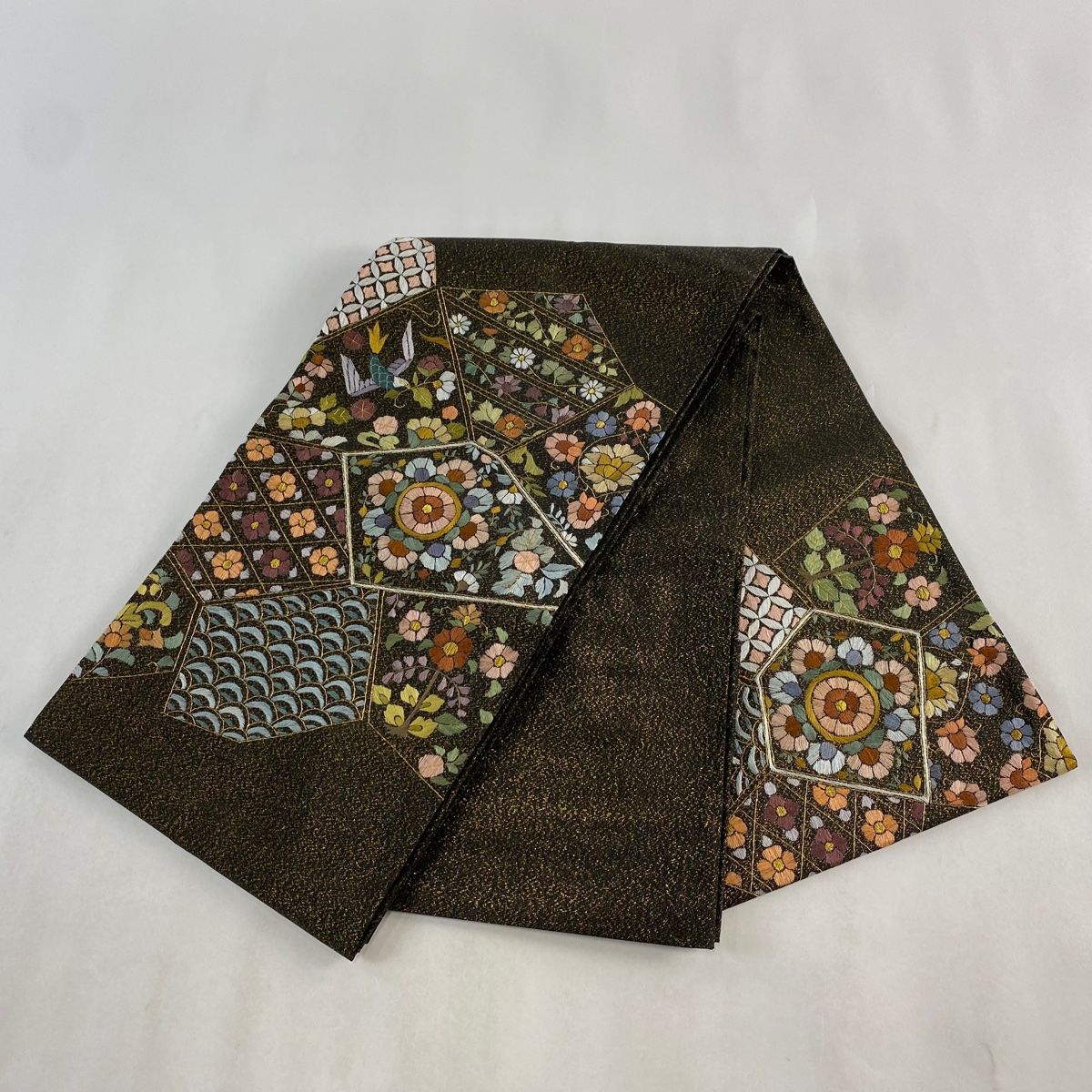 袋帯 美品 逸品 華文 花喰い鳥 刺繍 金糸 黒 お太鼓柄 正絹 【中古 