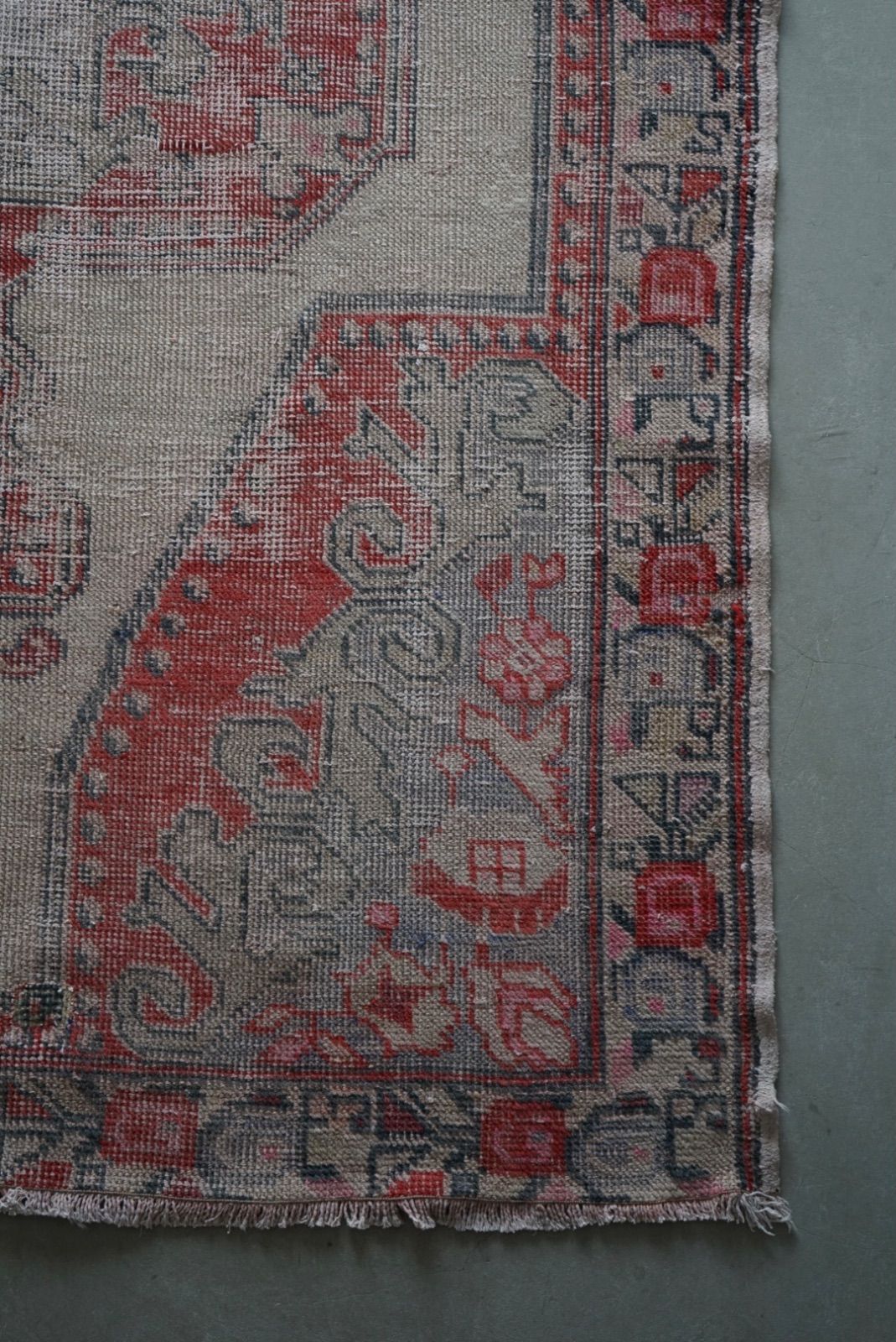 グレー花柄　ヴィンテージラグ　トルコラグ グレー花柄 ヴィンテージラグ トルコラグ SUN vintage rug |お花