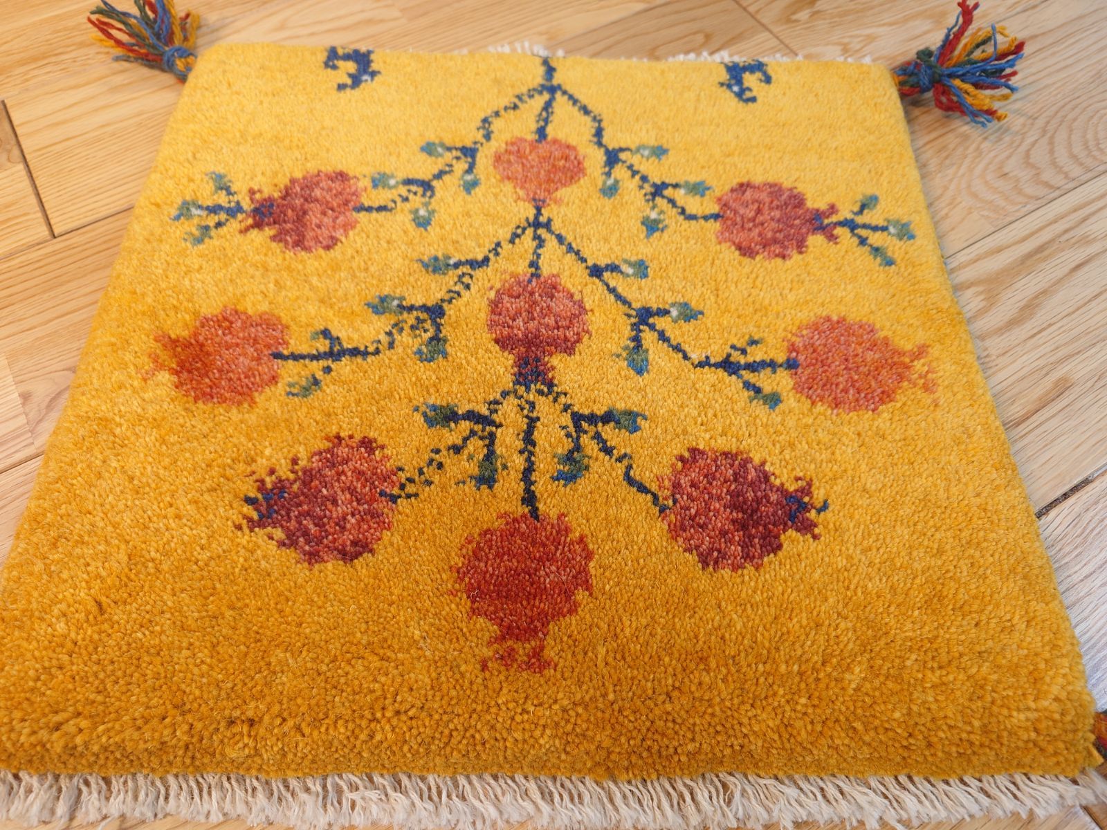 ペルシャ ギャッベ ミニマット 横43x40㎝ ザクロの実 黄金色 T9775 MARWIL-DEMENAGEMENTS_CH