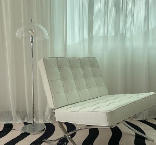 限定SALE開催中！ フロアランプ 透明なアクリルシェード メッキ鉄製主体 飾りフロアライト フロアスタンド 照明器具 おしゃれ間接照明 ライフスタイル