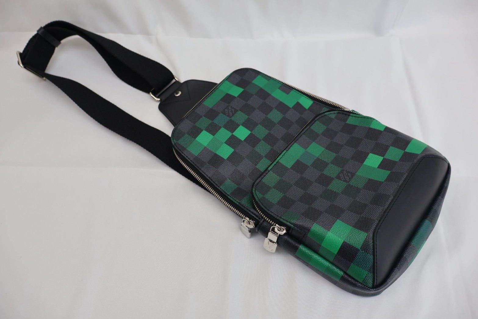 LOUIS VUITTON アヴェミュー スリングバッグ ボディバッグ M40069 ブラック グリーン シルバー金具 ダミエキャンバス RFID