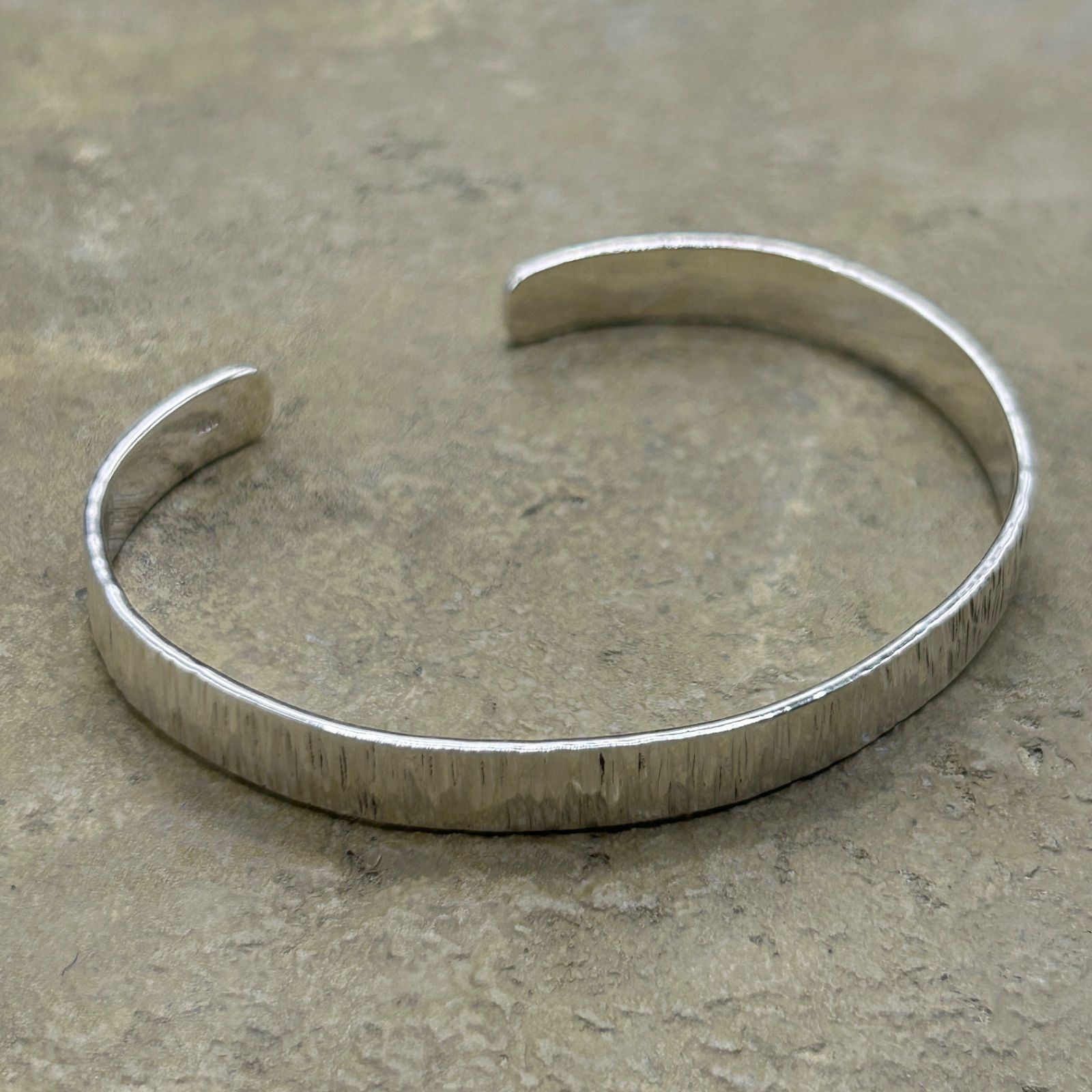 シルバー925 Sterling ツイストデザインバングル/軽研磨仕上げ/アクセ シルバー925 Sterling 平打ちデザインバングル/軽研磨仕上げ
