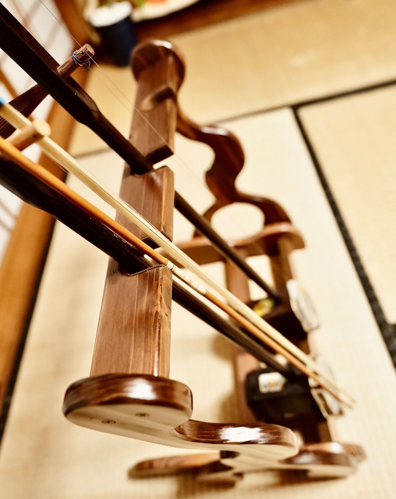 24時間以内に発送 手作り木工 木製二胡スタンド ニス仕上げ 3丁掛け