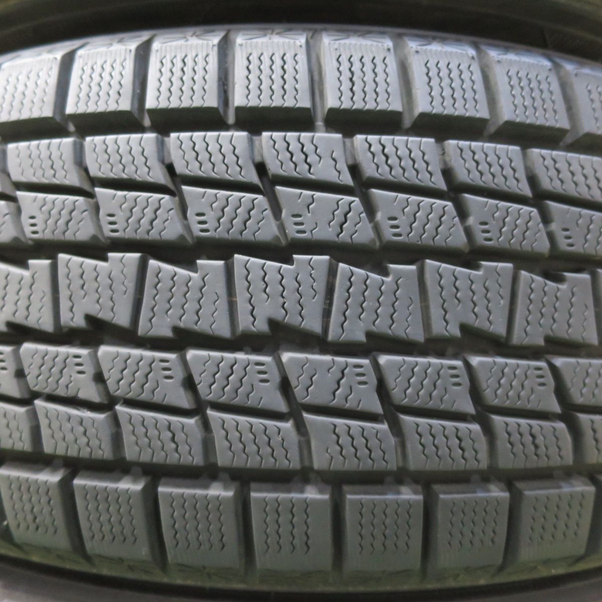 バリ溝！9.5分☆スタッドレス 215/50R18 グッドイヤー アイスナビ SUV