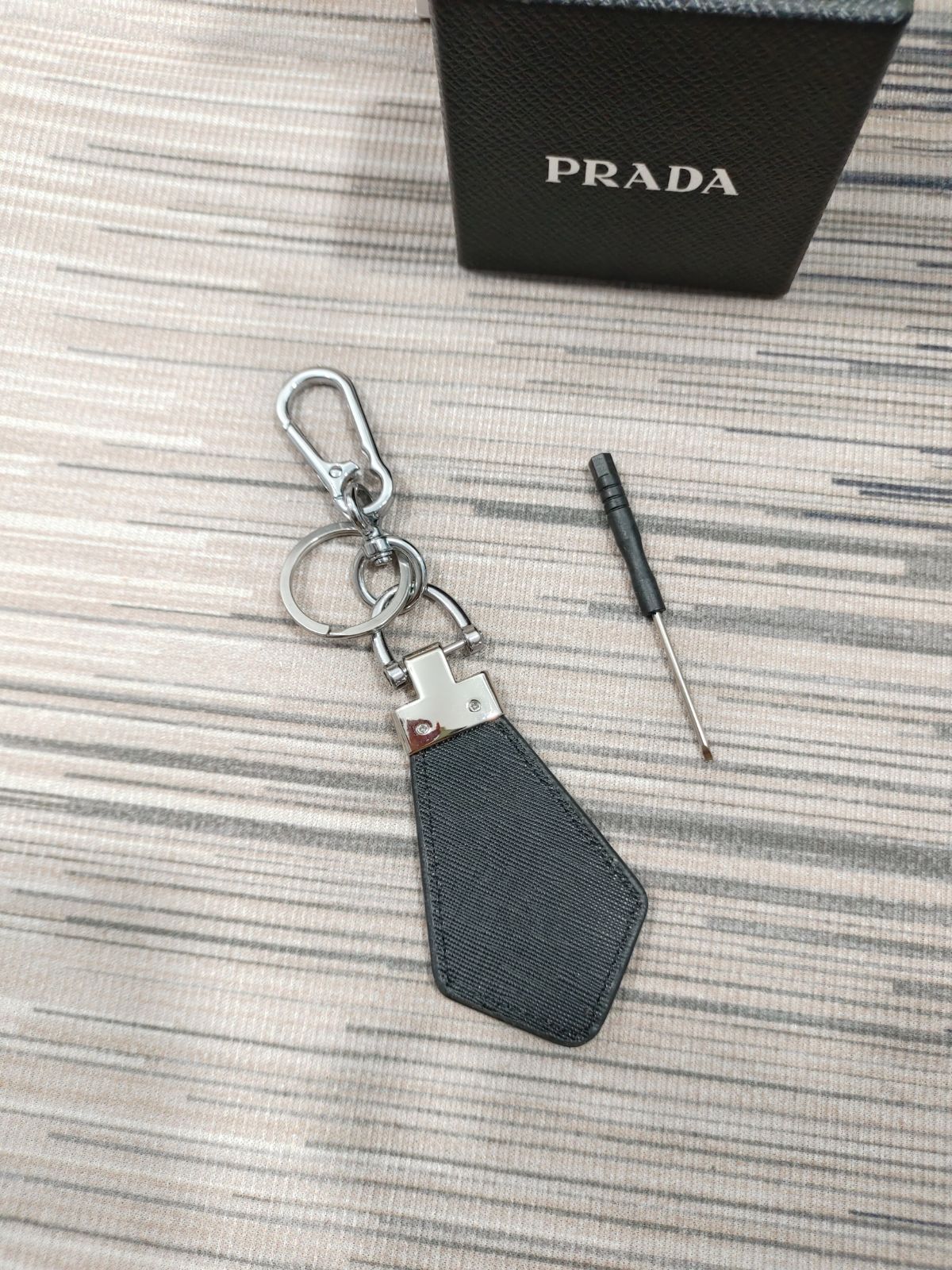 お値下げ中🌈PRADA 三角ロゴ付 キーリング 箱付きஐ美品ஐキーホルダー新品