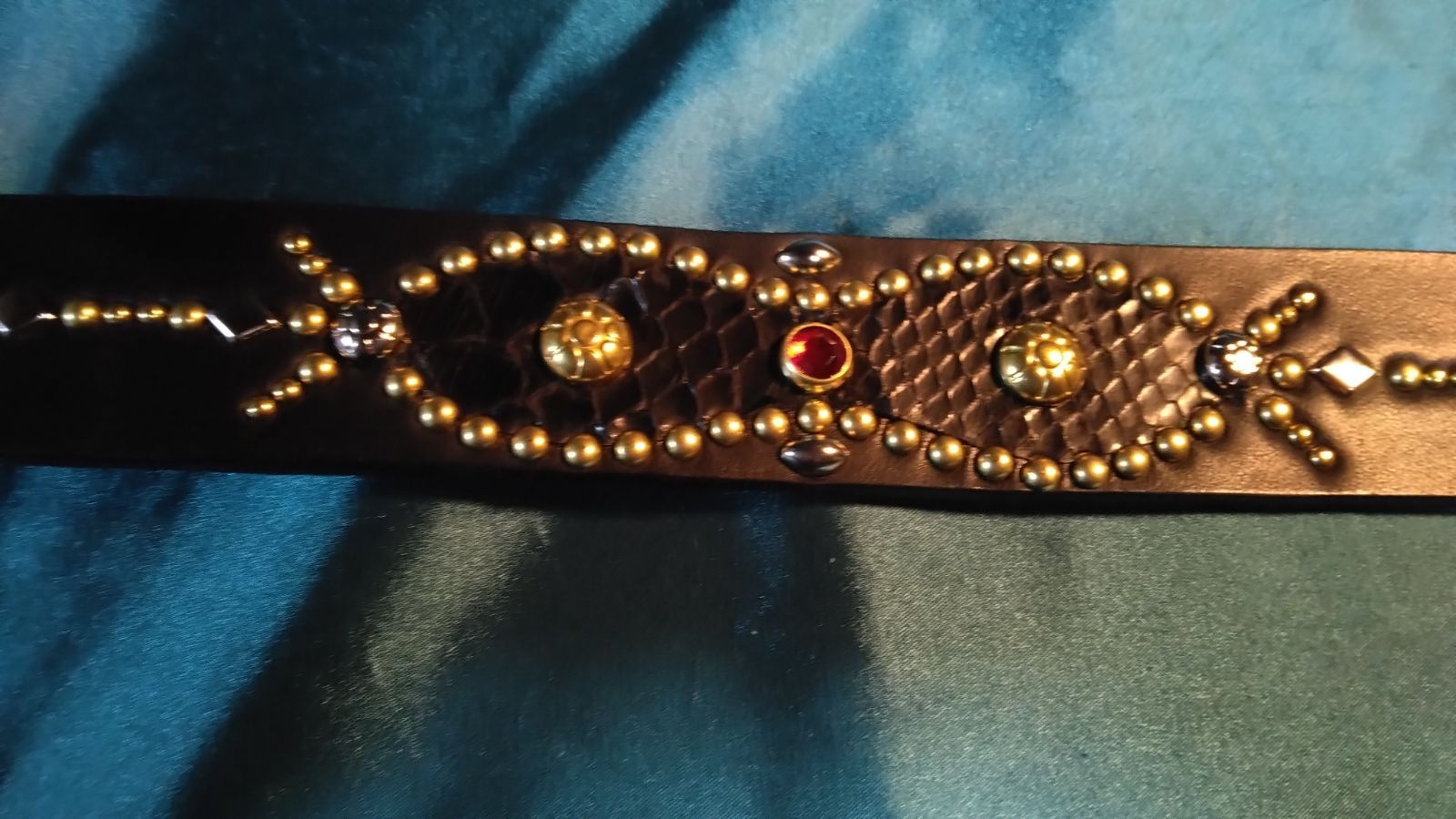 栃木レザーピーナッツインレイスタッズベルト ブラック - メルカリ