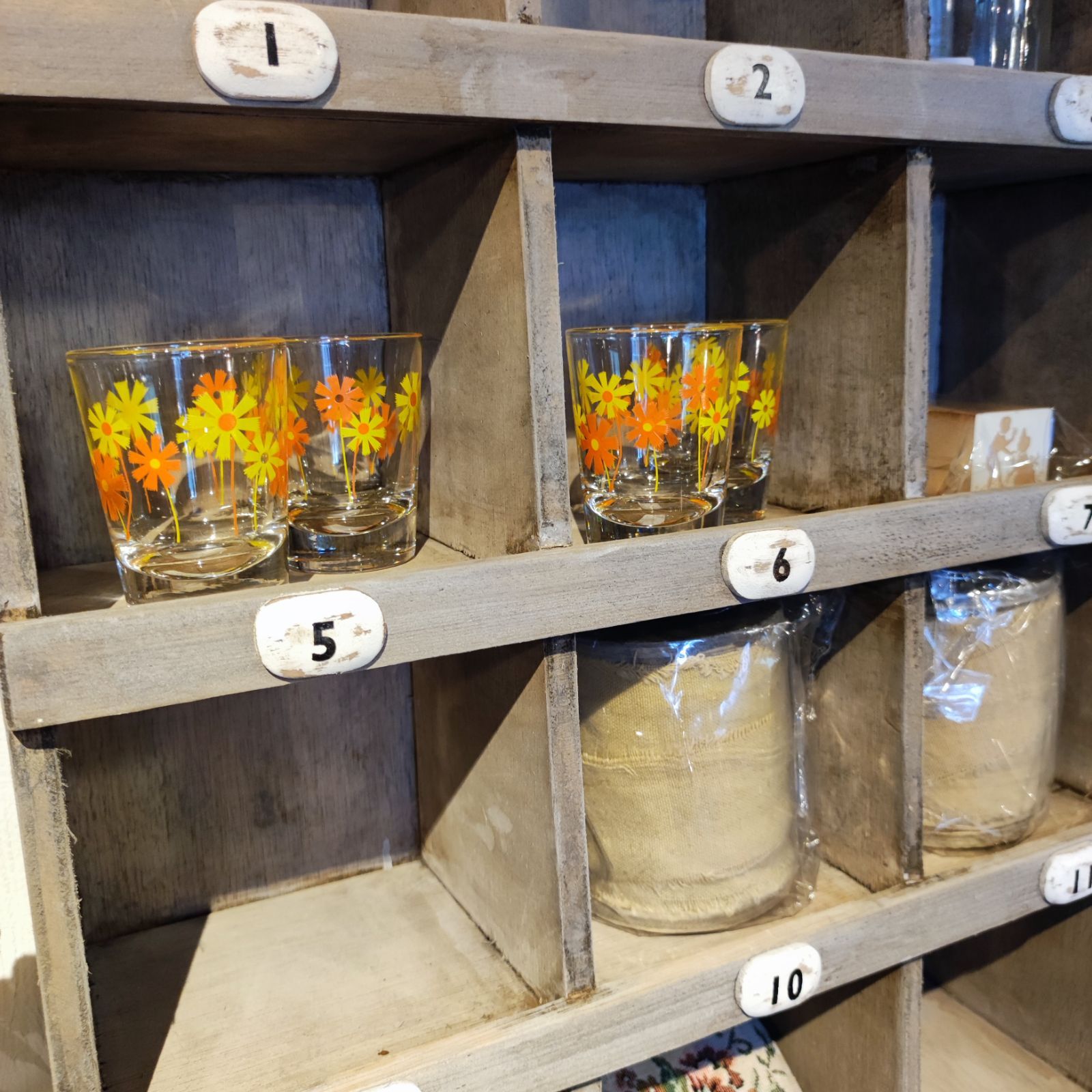 シャビーシック 木製コレクション棚 - メルカリ