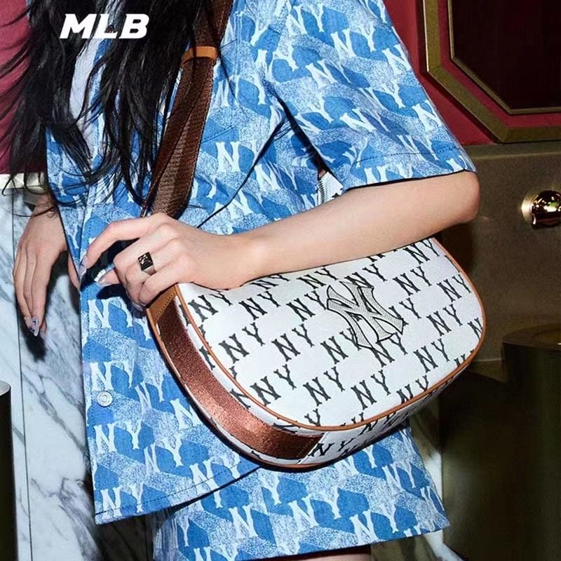 トートバッグ [ MLB ] CLASSIC MONOGRAM JAQUARD HOBOBAG MLB Big Classic Monogram Jacquard New York Yankees Hobo Bag