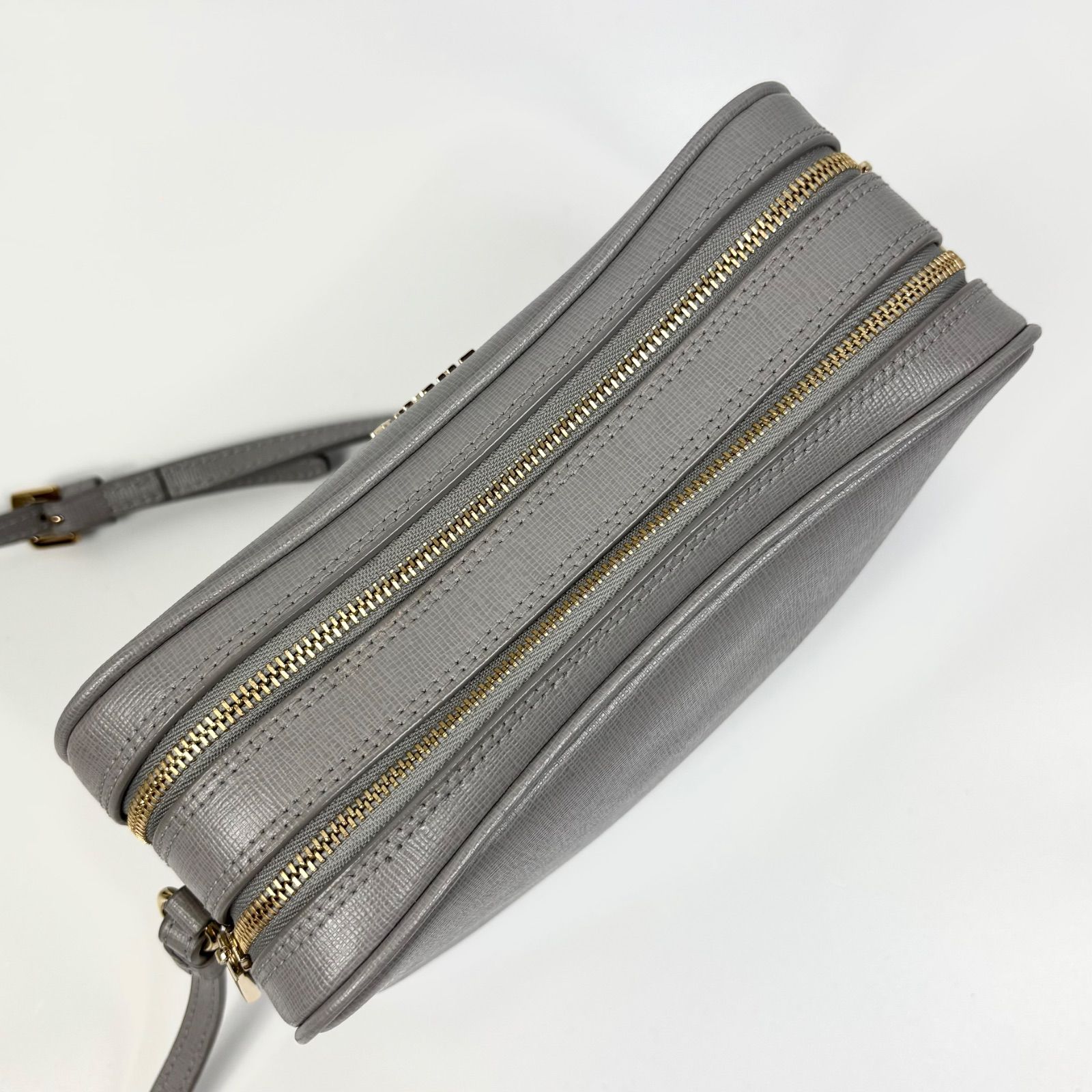 FURLA フルラ リリー ショルダーバッグ 斜め掛け ライトグレー カメラ