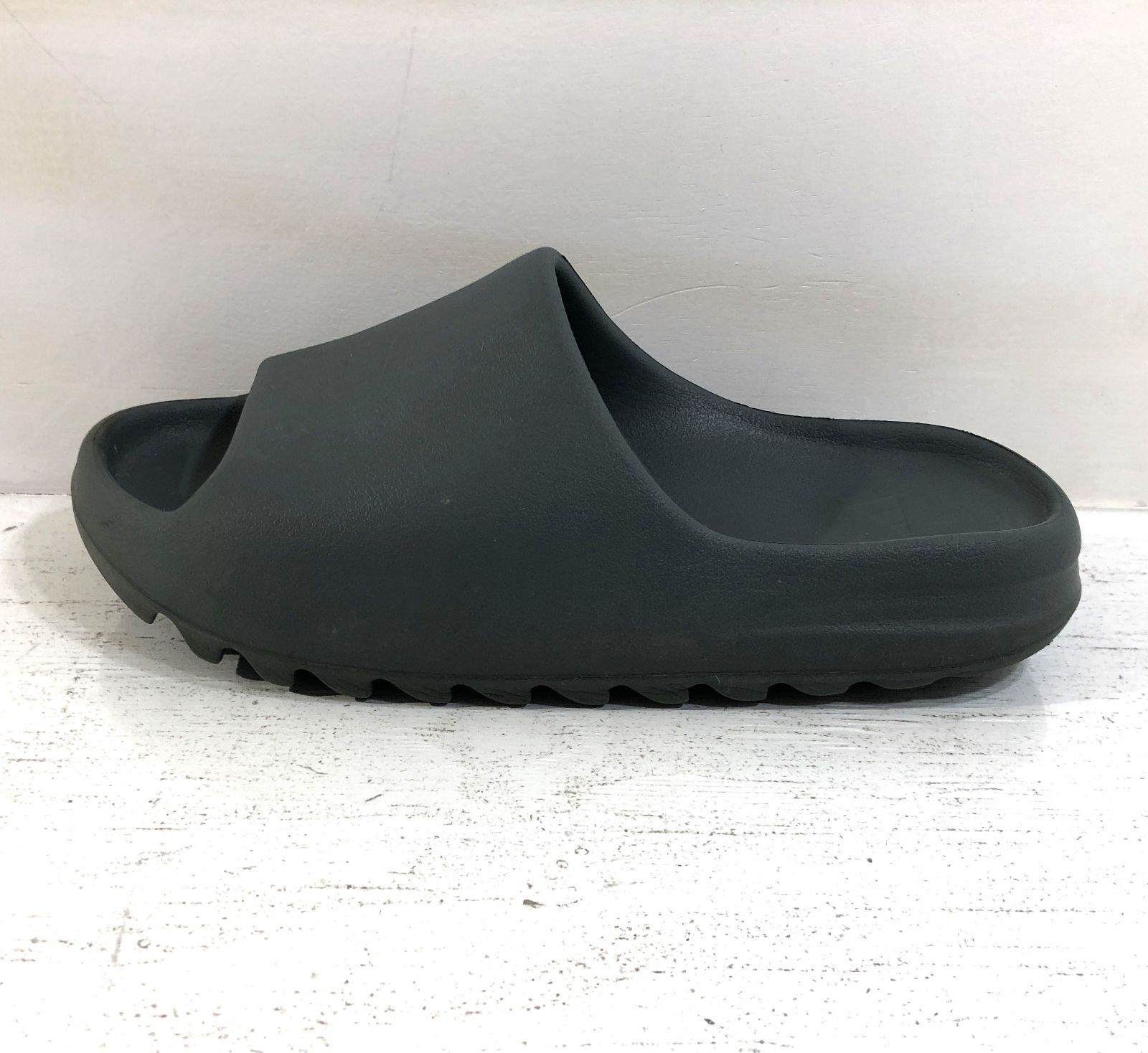 中古】adidas YEEZY SLIDE ID2349 28.5cm サンダル【紫波80-0002