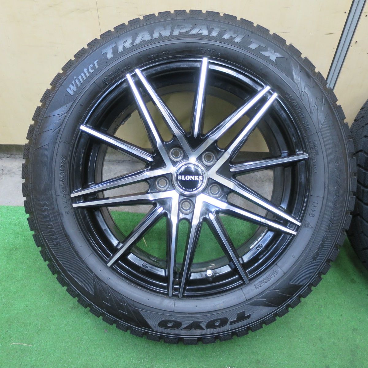 バリ溝 23年 キレイ 9.5分 スタッドレス 215 60R17 トーヨー ウインター トランパス TX BLONKS ブロンクス 17インチ PCD114.3 5H 5091001TTス