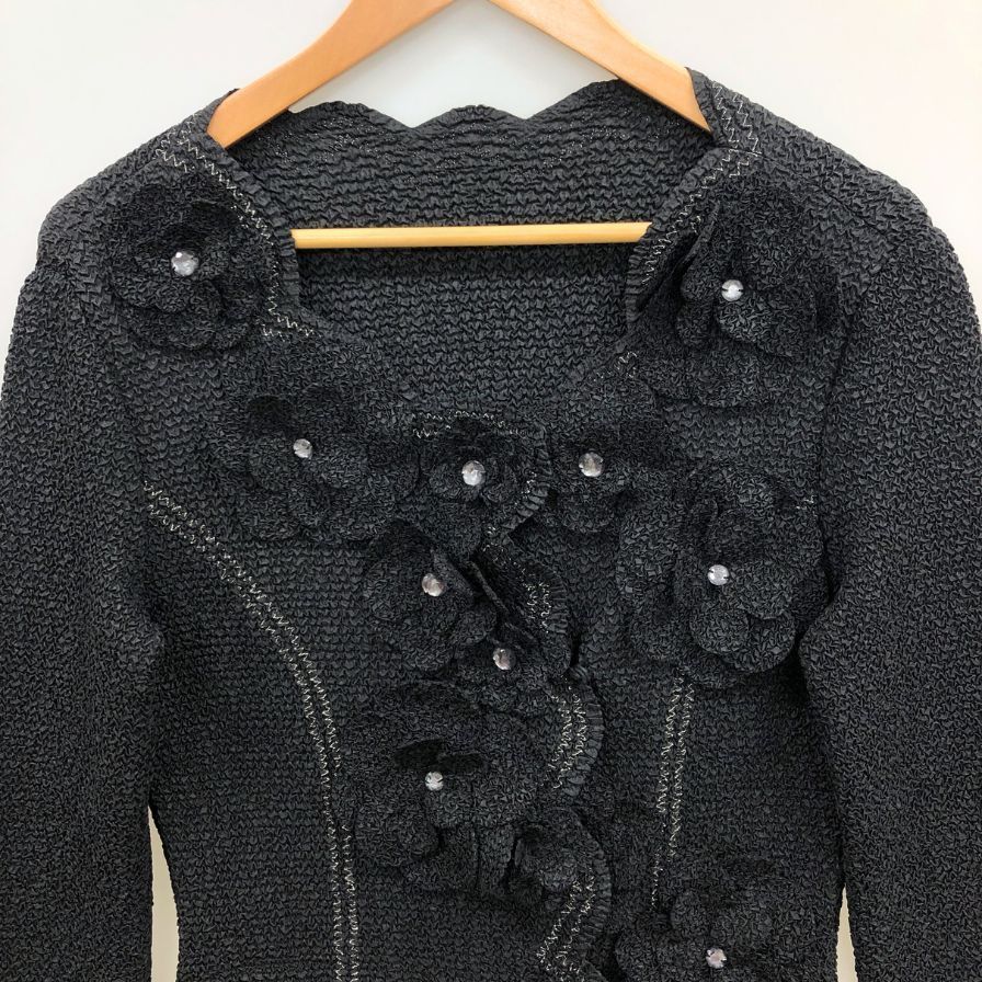 美品☆ノコオーノ☆フラワー飾り プリーツジャケット ブラック 42 ノコオーノ プリーツ加工 フラワー付きジャケット ブラック