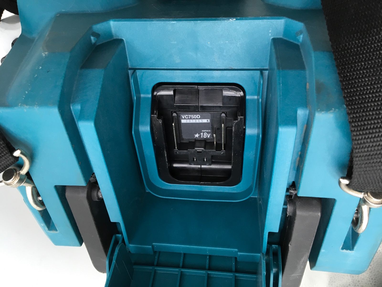 Makita|マキタ 充電式集じん機乾湿両用本体のみ