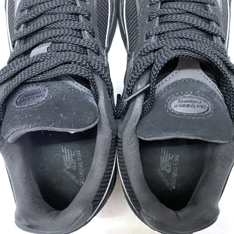 03w14619【箱付き】New Balance 2002R Triple Black ニューバランス 