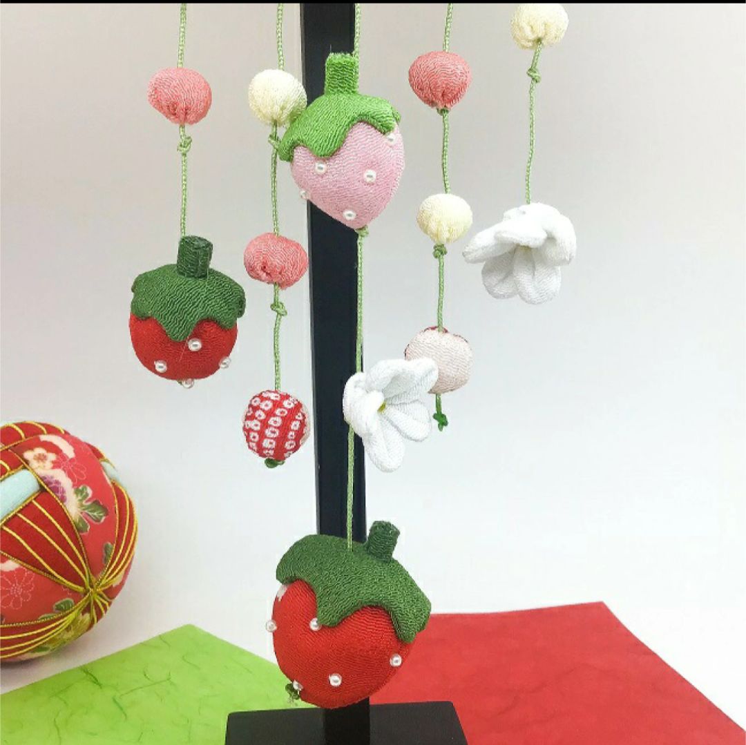 つるし飾り 置物 おしゃれ いちご 壁飾り 台座付き！変わり下げ飾り 苺