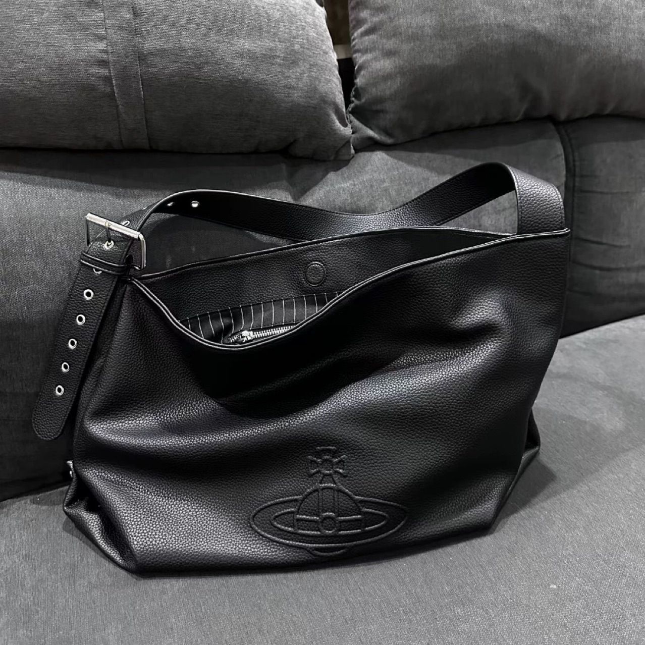 vivienne トートバッグ ショルダーバッグ hobo 大容量 横型 黒