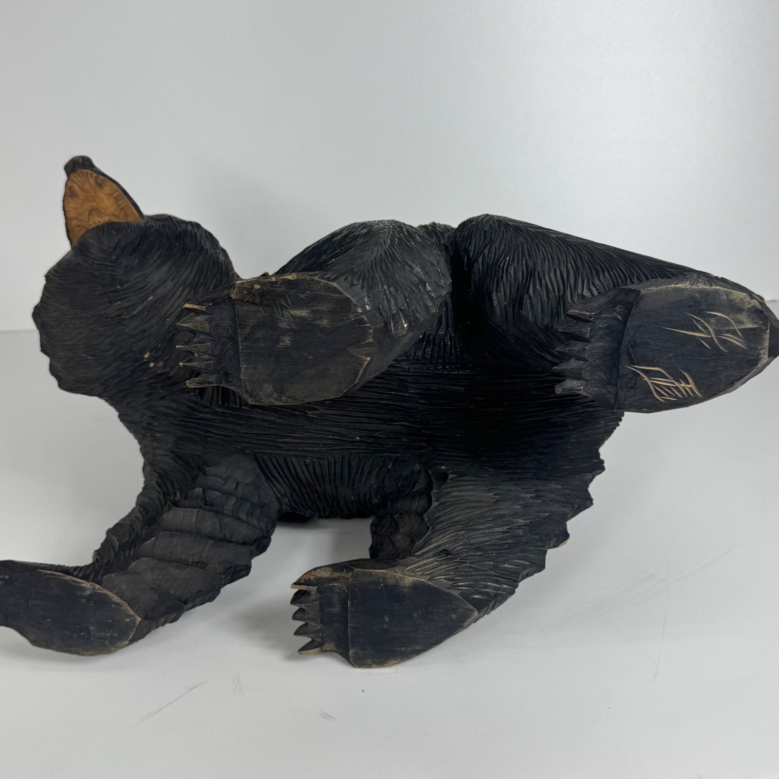 大型 北海道 木彫り熊 約60cm 一木彫り ヴィンテージ 民芸品　工芸品　置物 北海道伝統工芸 迫力ある木彫りの熊 作家銘あり 置物 長約48cm 刻