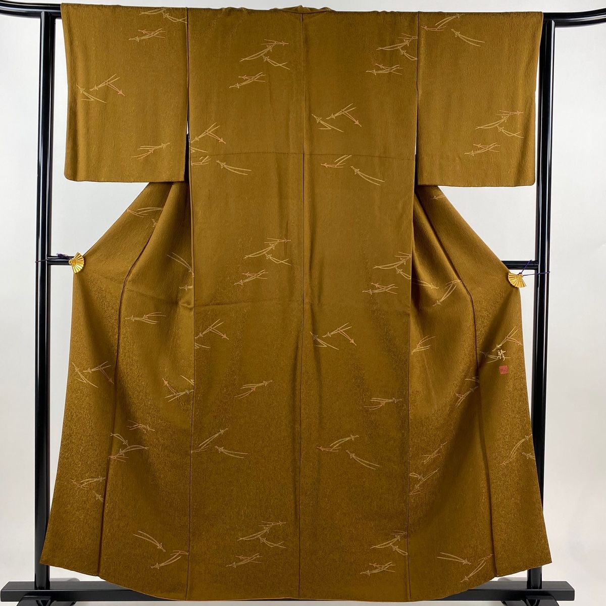 小紋 身丈157.5cm 裄丈62cm S 袷 草野一騎 落款 松葉 地紋 山吹茶色 正絹 名品