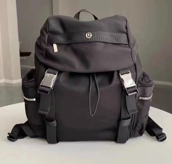 【新品】lululemon ルルレモン 定番 人気 ミニバックパック 14L 黒 新品】lululemon ルルレモン 定番 人気 ミニバックパック 14L 黒