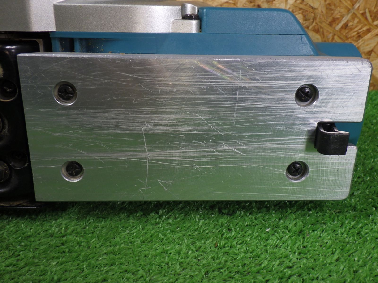 【大注目?売切れ注意】 18Vタイプ 82mm 充電式カンナ KP181D 刃は交換の必要あり 本体のみ 電動かんな 工具 makita 品