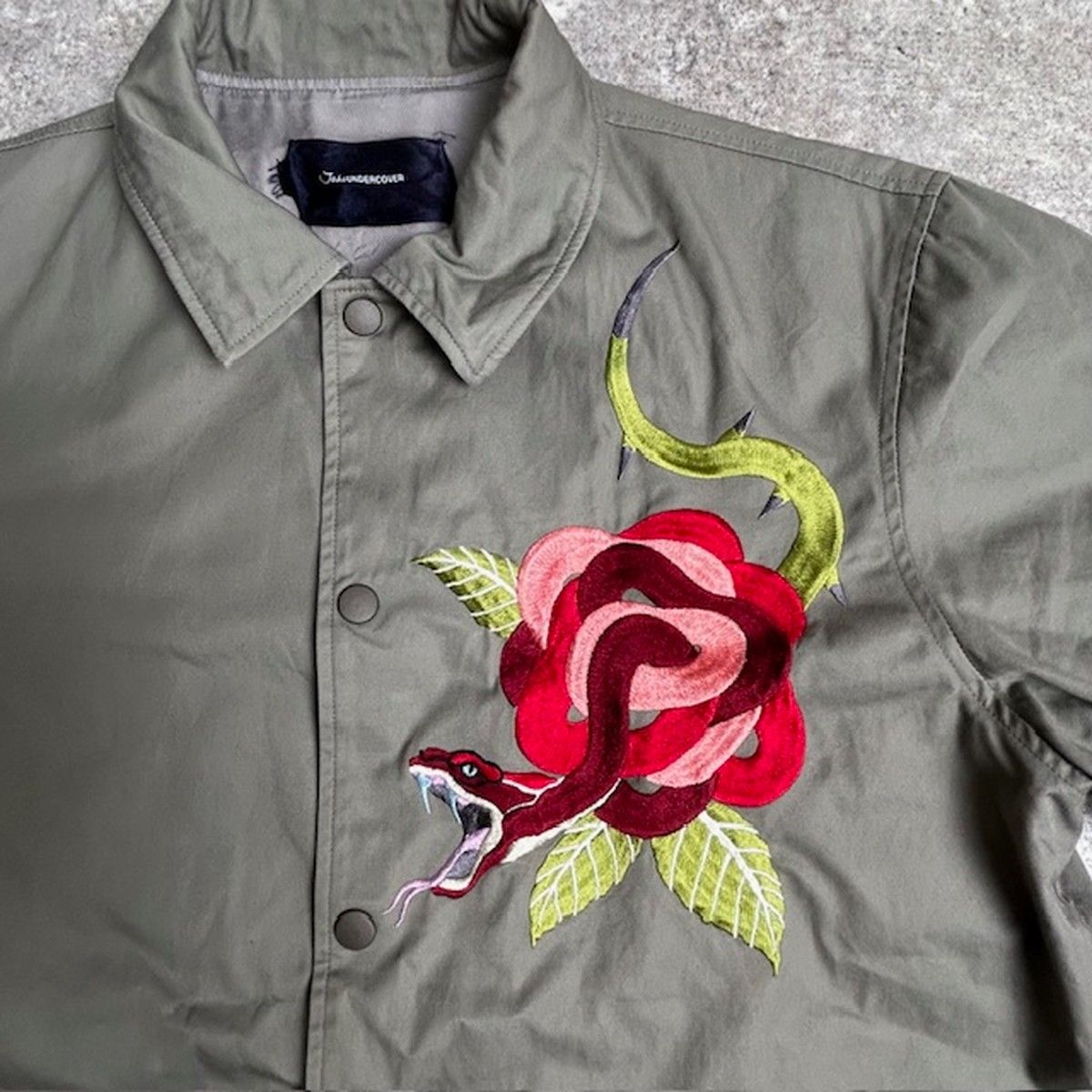 ジョンアンダーカバー スネークローズコーチジャケット 刺繍 蛇 薔薇 2サイズ ジョンアンダーカバー スネークローズコーチジャケット 刺繍 蛇 薔薇 2