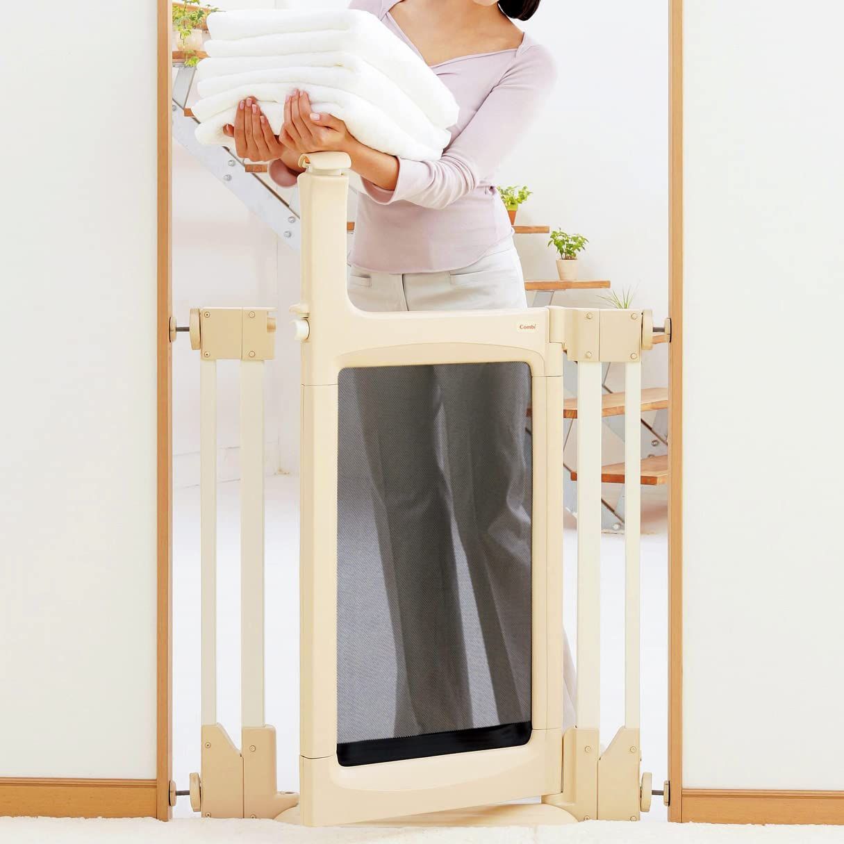 コンビ ハンズフリーゲート 69-84cm 自動開閉