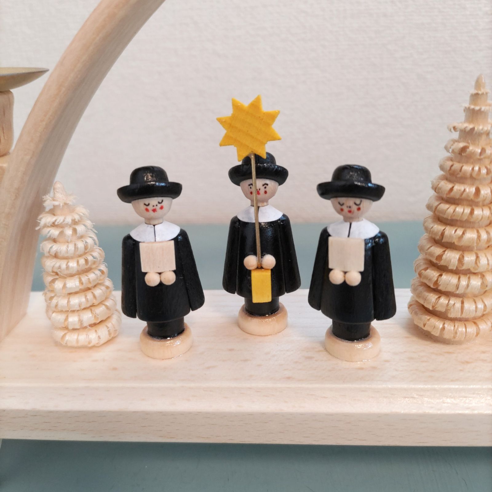 教会と聖歌隊のシュヴィップボーゲン　ドイツ木工芸品　ドイツ雑貨　クリスマス飾り　木製インテリア
