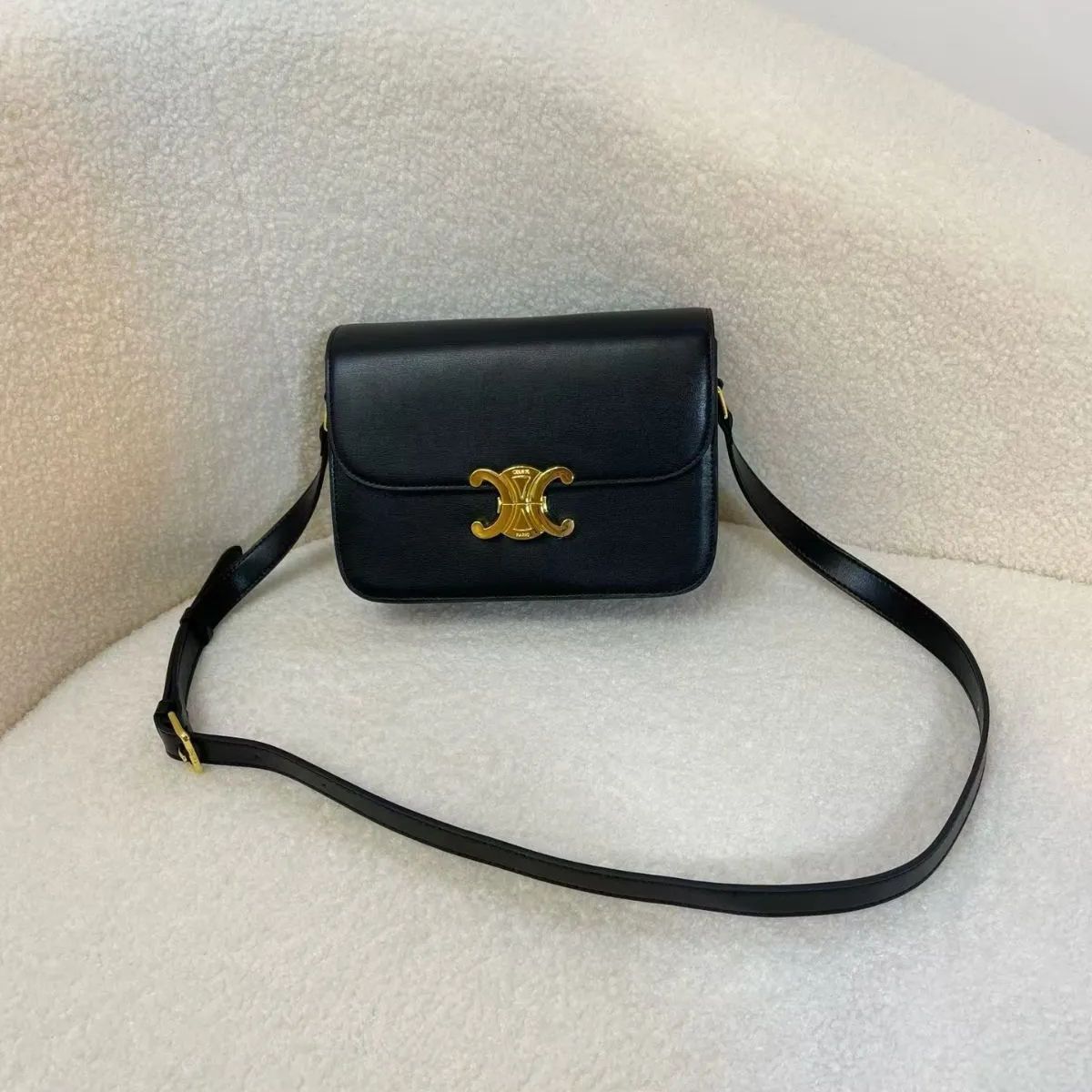 CELINE トリオンフショルダーバッグ ⭐︎人気ブラック オールブラック CELINE Triomphe(セリーヌ トリオンフ) バッグ