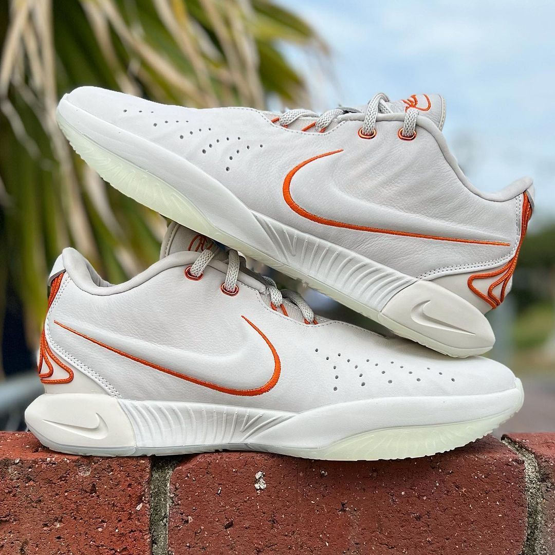 NIKE LEBRON 21 'AKOYA' ナイキ レブロン 21 【MEN'S】 light bone/coconut milk-dark  russet-campfire orange FV2346-001