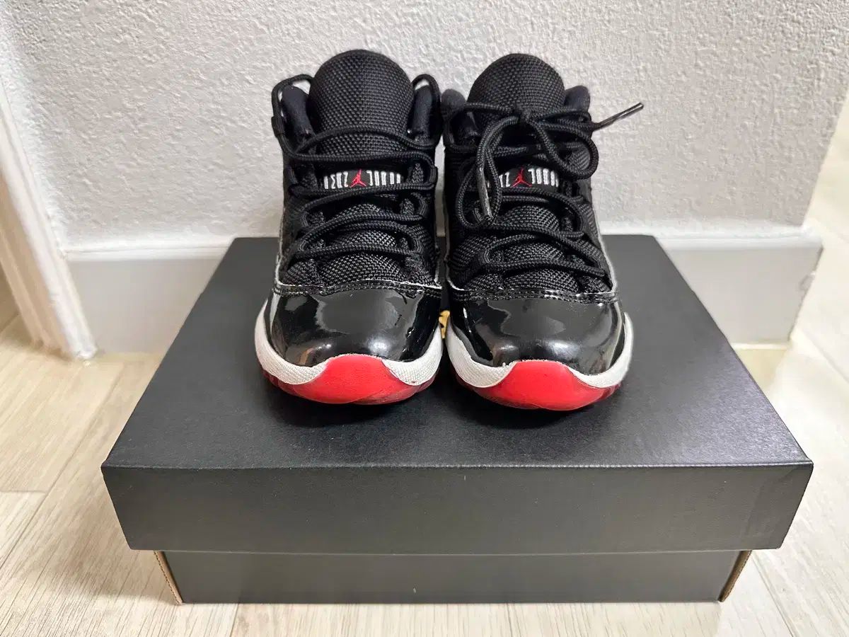 ジョーダン 11 パン キッズ スニーカー ブラック/レッド