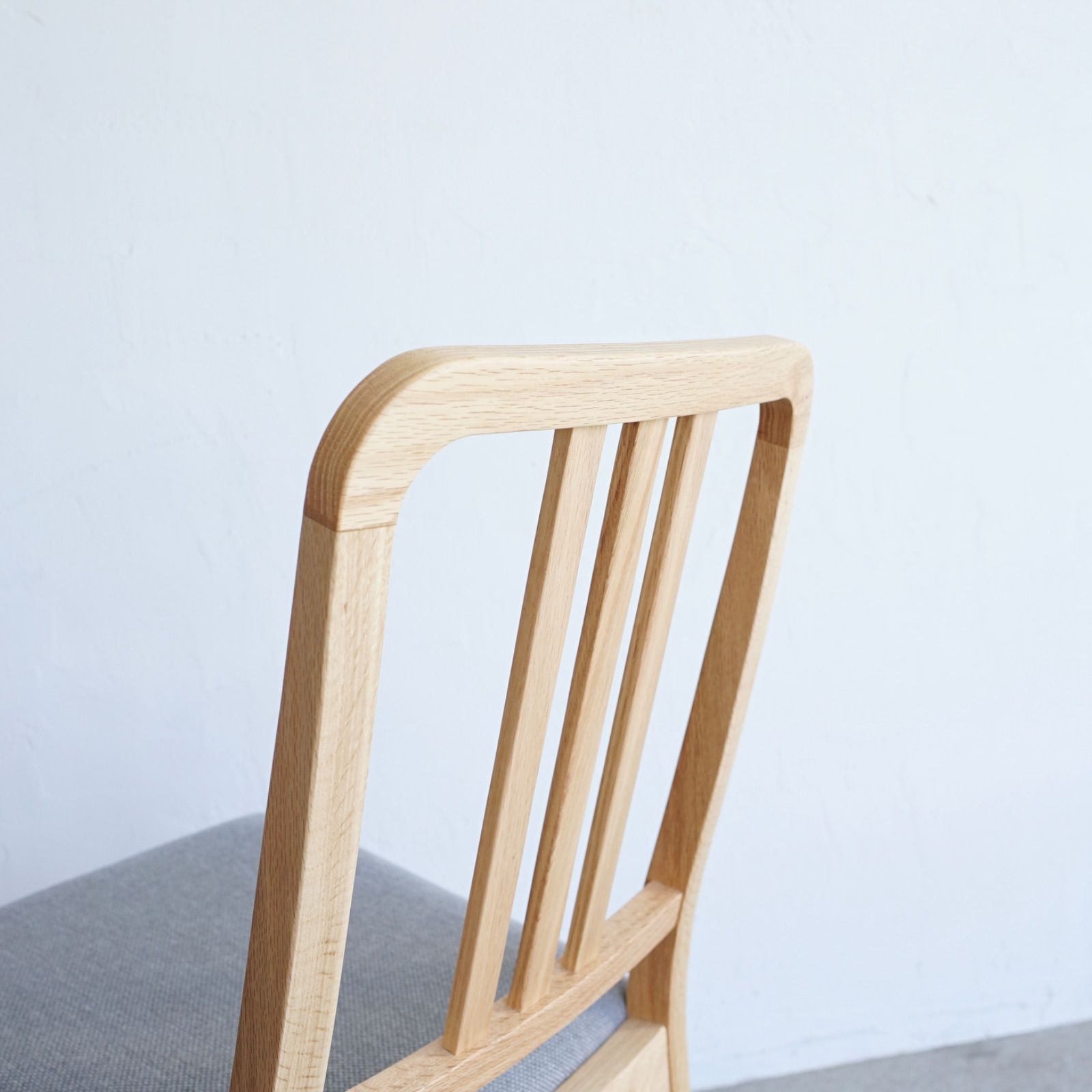 ダイニングチェア オーク無垢材 ナチュラル 椅子 北欧 ネイビーチェア 座面ファブリック cafe MARWIL-DEMENAGEMENTS_CH