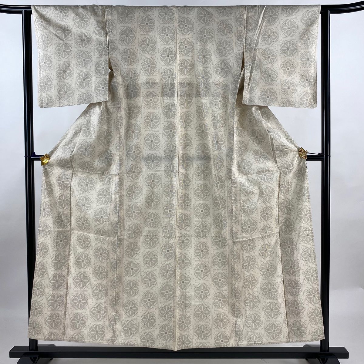 大島紬 身丈155.5cm 裄丈62.5cm S 単衣 証紙 花菱 幾何学 ベージュ 正絹 秀品