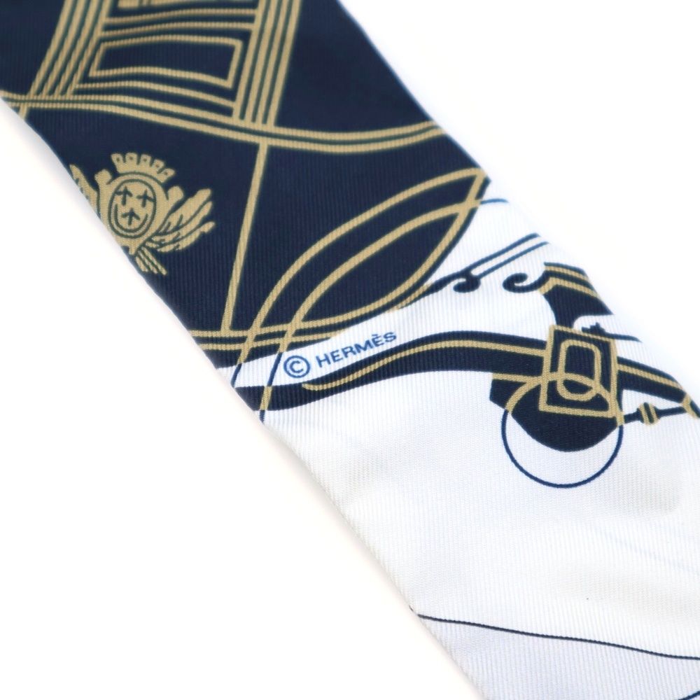 エルメスツイリー　EX-LIBRIS ホワイト/ネイビー Hermes White and Navy Silk Ex Libris Twilly Scarf – I MISS