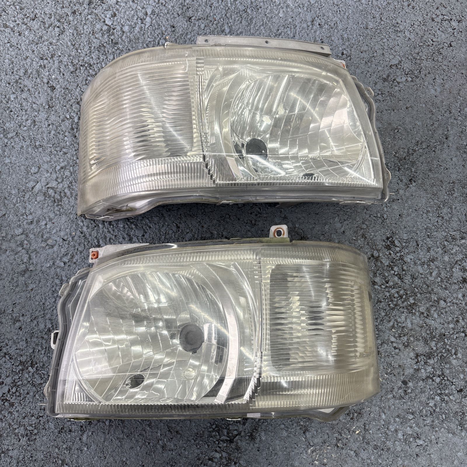 トヨタ 200系 ハイエース 純正ヘッドライト 1型2型 ⑩