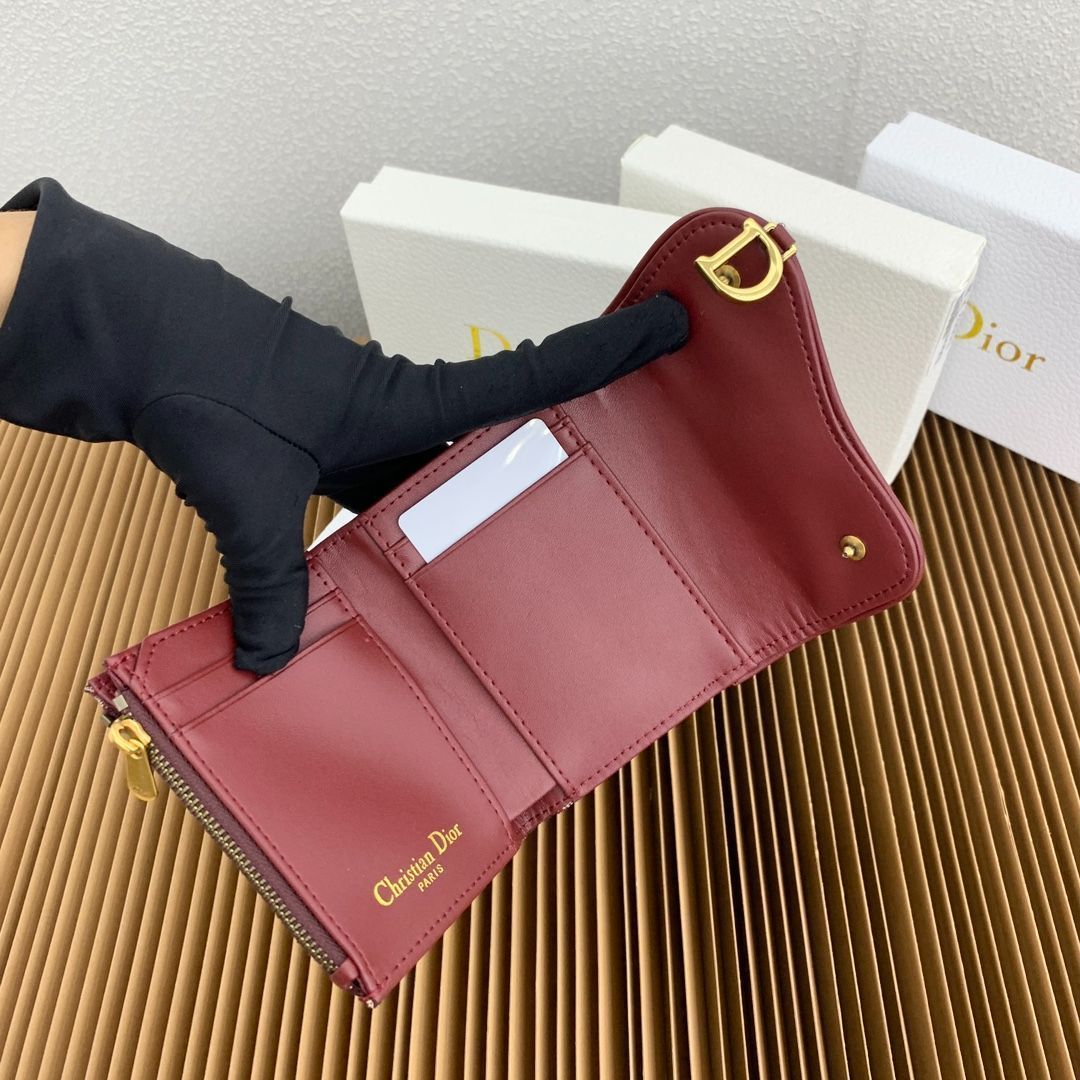 チャーム付き コンパクトで実用的なデザイン